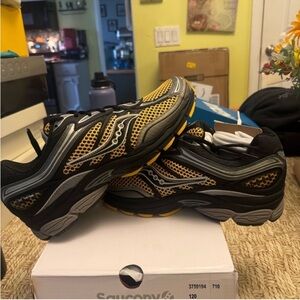 Saucony Men's PROGRID 9  sz 9.5 mens or 11 women New in box $155 retail!!